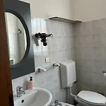 Lively בית הארחה נוברה