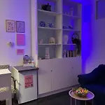 Lively בית הארחה 3*